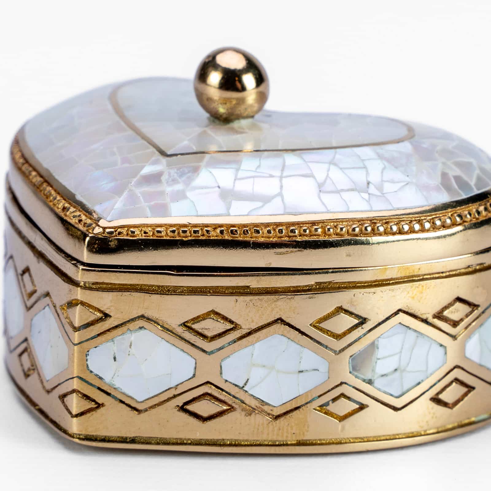 Boîte cœur en nacre blanche et laiton